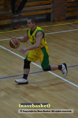 Fragment gry przy piłce grający trener naszej drużyny Piotr Bąk